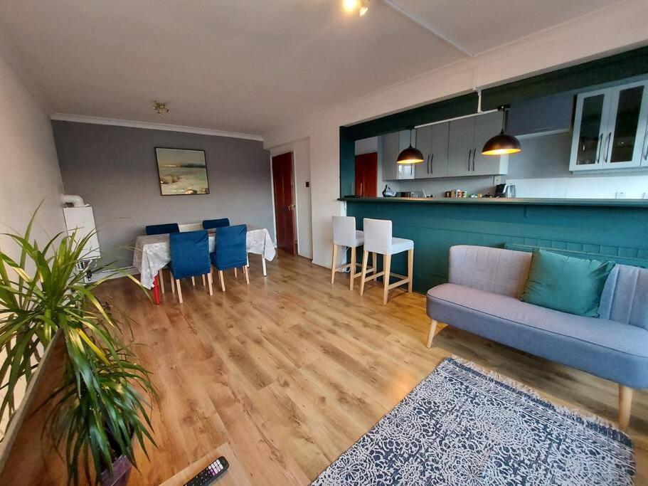2 Bed Flat, Bounds Green, Piccadilly Line, London N11 Buitenkant foto