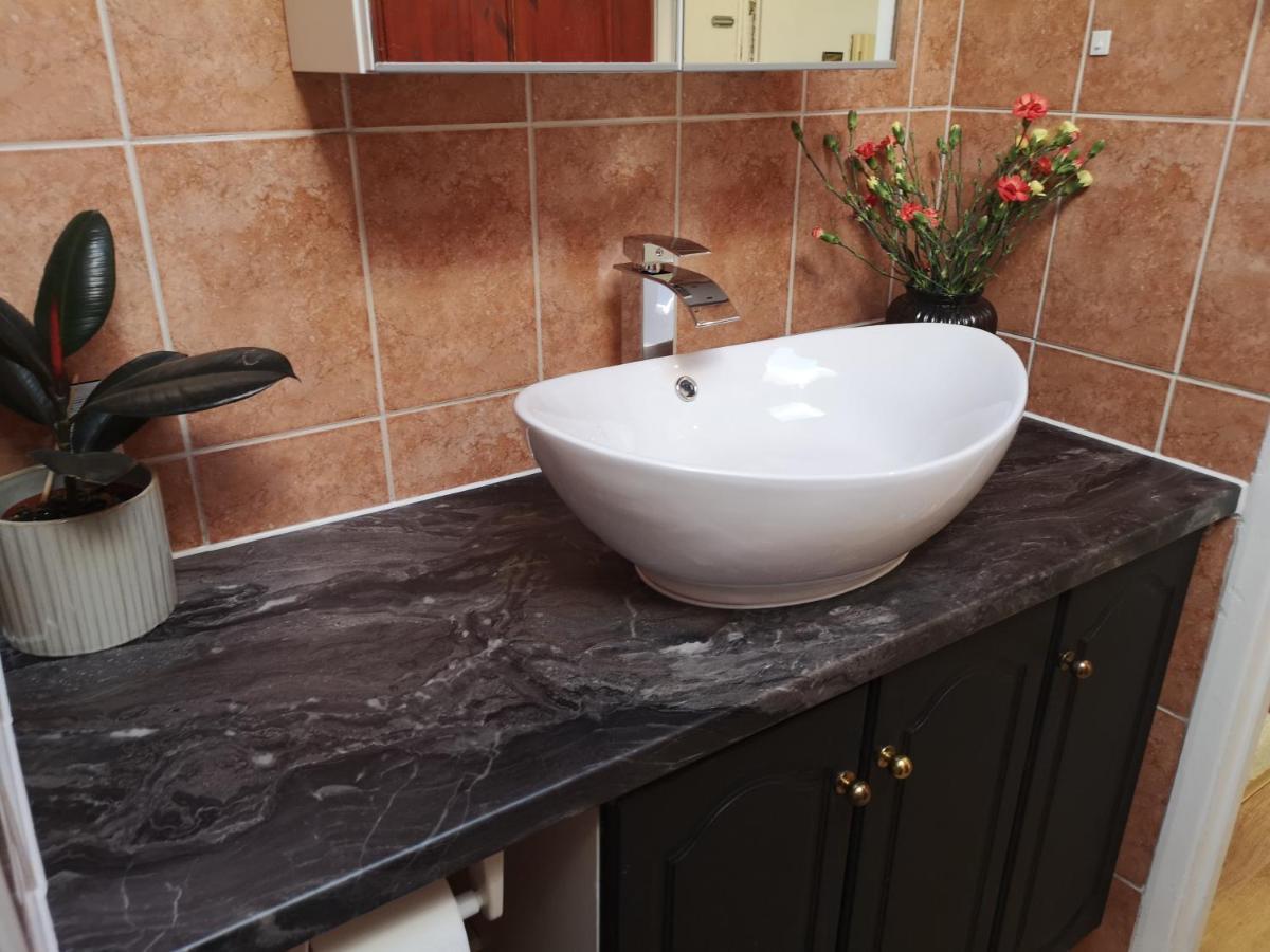 2 Bed Flat, Bounds Green, Piccadilly Line, London N11 Buitenkant foto